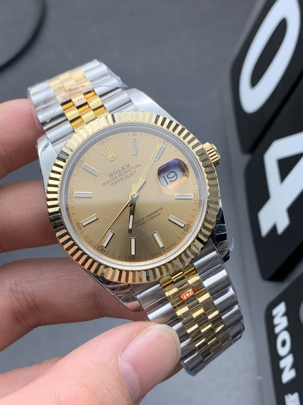 CLASSIC 41MM CHAMPAGNE DIAL STAINLESS STEEL BRACELET WATCH