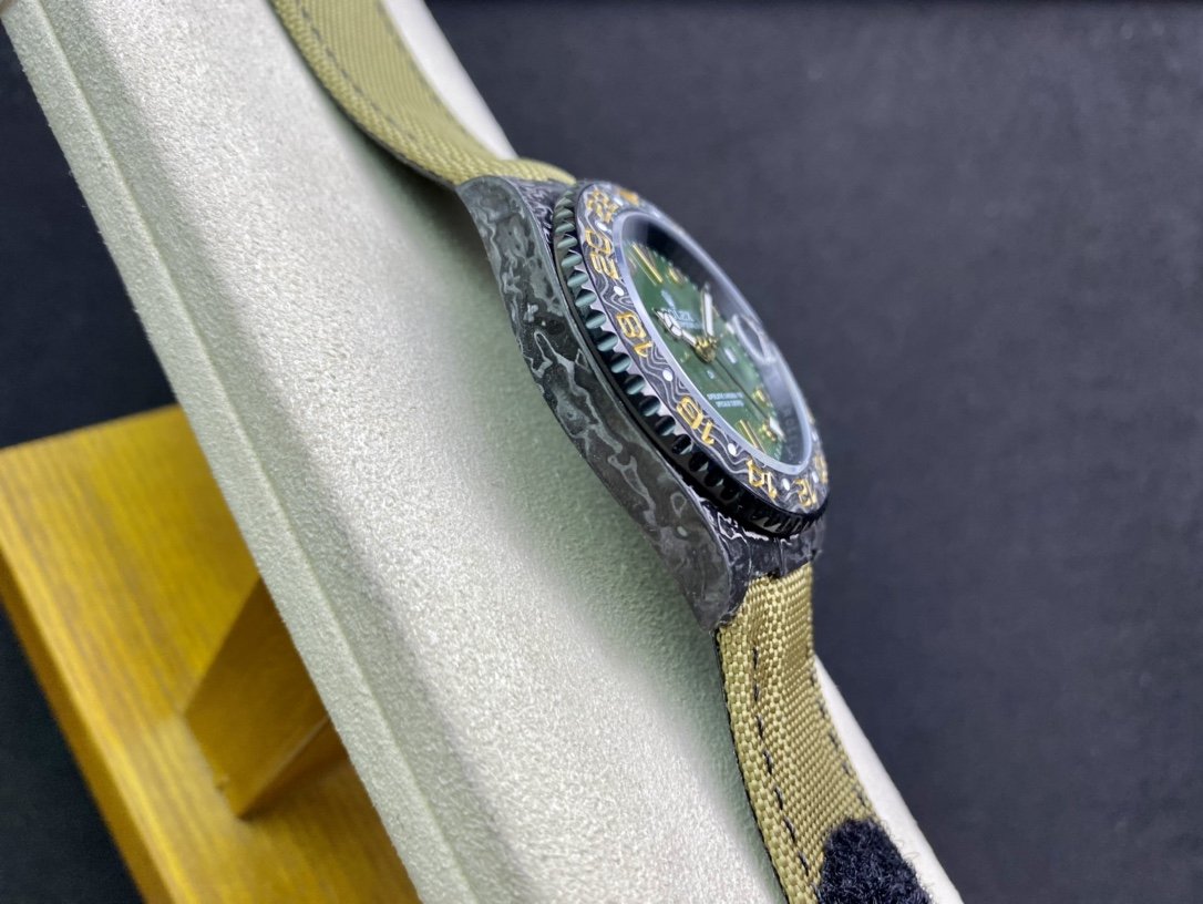 CLASSIC CARBON FIBER GREEN GMT WATCH