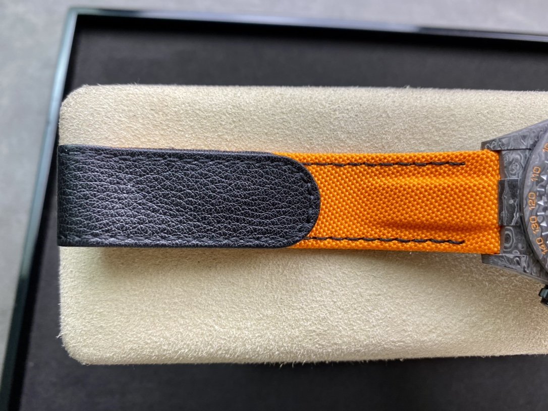 CLASSIC CARBON FIBER CASE ORANGE EDITION WATCH