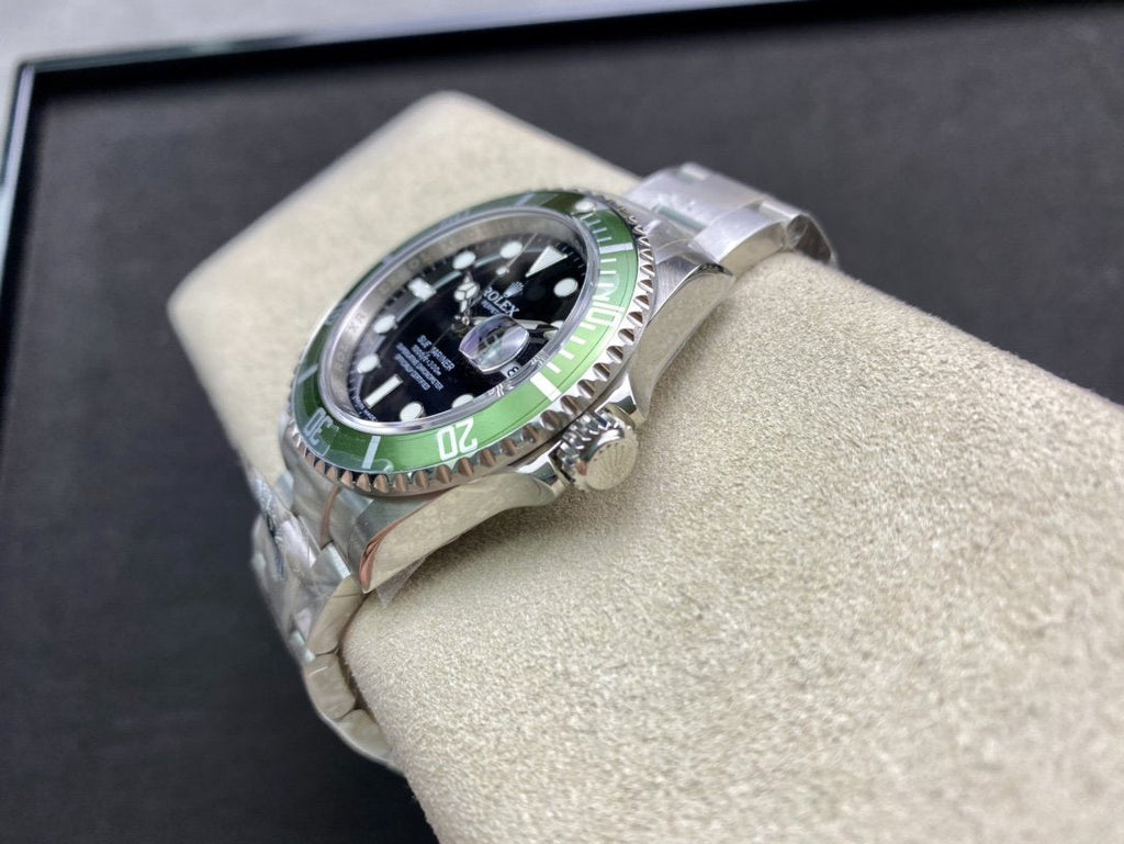 CLASSIC GREEN DIAL DIVE WATCH