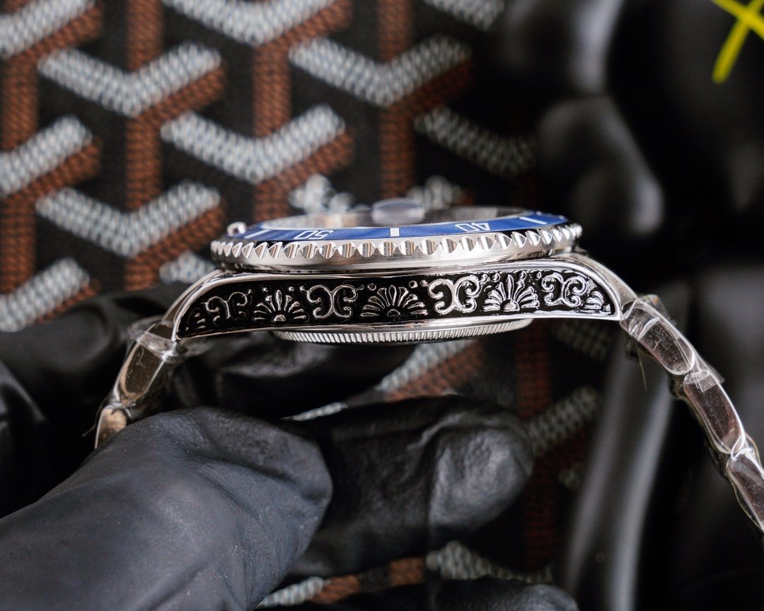 CLASSIC CUSTOM HAND-ENGRAVED WATCH