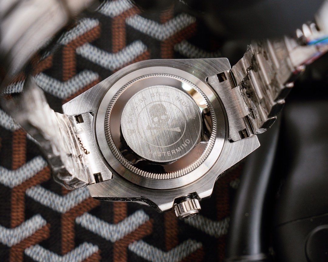 CLASSIC CUSTOM HAND-ENGRAVED WATCH
