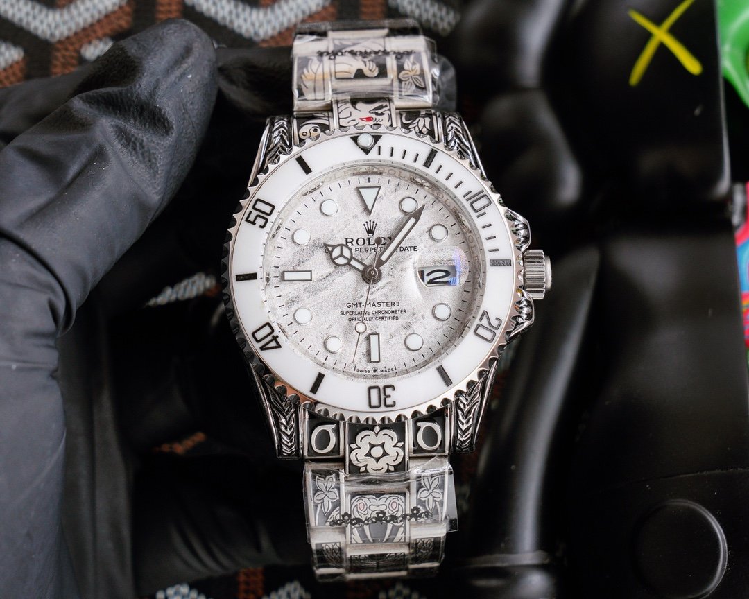 CLASSIC CUSTOM HAND-ENGRAVED WATCH