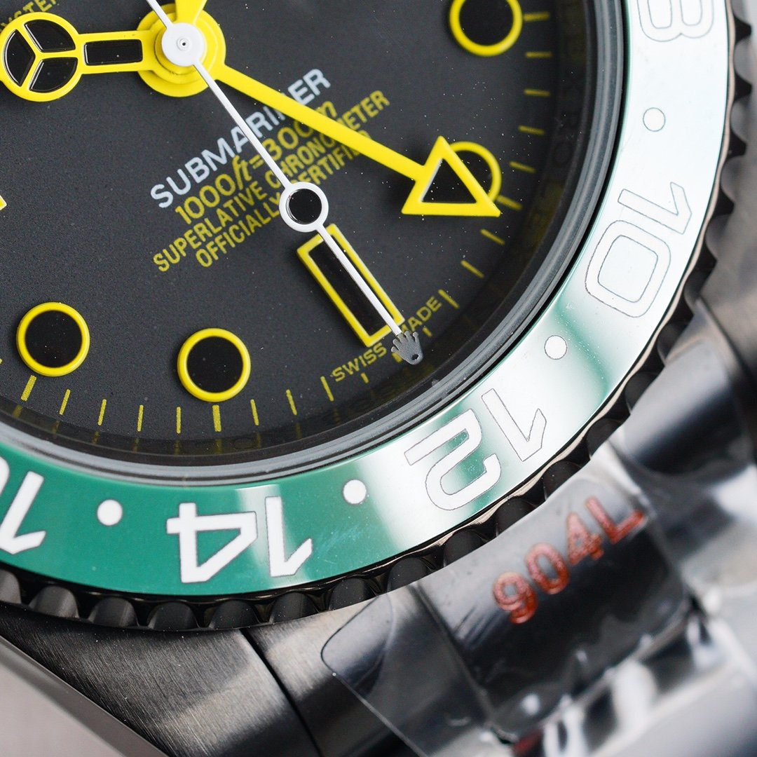CLASSIC GMT DUAL-TONE GREEN & BLACK BEZEL WATCH