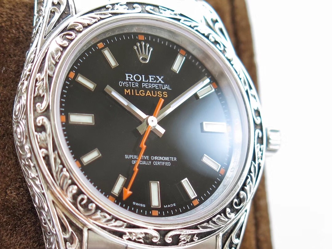 CLASSIC 40MM HAND-ENGRAVED CASE BLACK DIAL WATCH