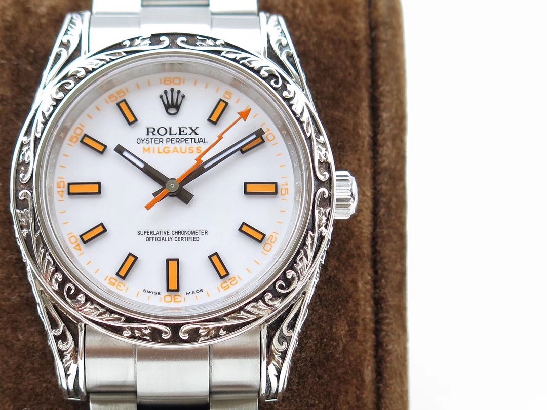 CLASSIC 40MM HAND-ENGRAVED CASE WHITE DIAL WATCH