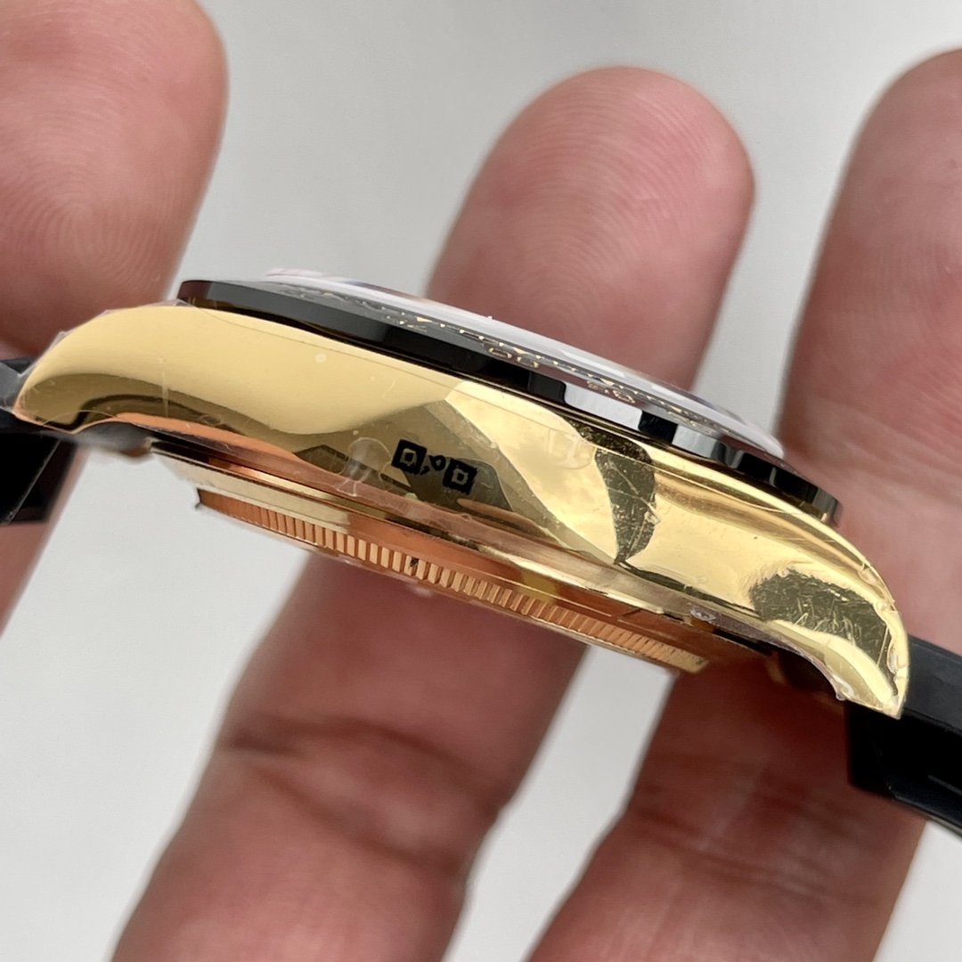 CLASSIC GOLD-TONE CHRONOGRAPH RUBBER STRAP WATCH