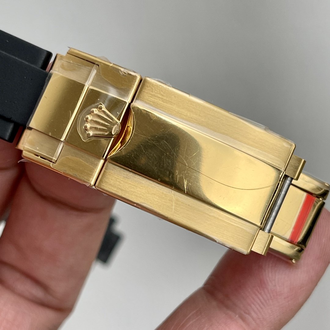 CLASSIC GOLD-TONE CHRONOGRAPH RUBBER STRAP WATCH