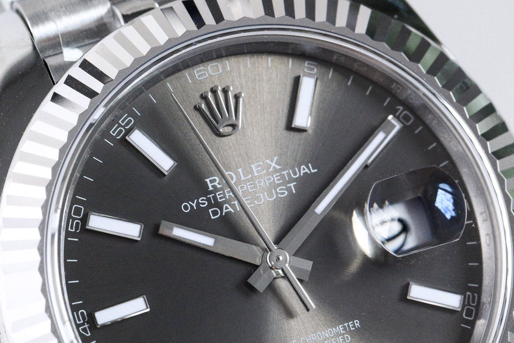 CLASSIC 41MM GREY DIAL SILVER-TONE CASE WATCH