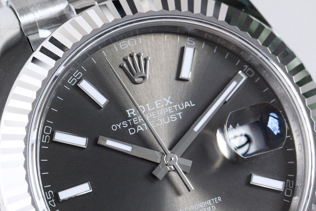 CLASSIC 41MM GREY DIAL SILVER-TONE CASE WATCH