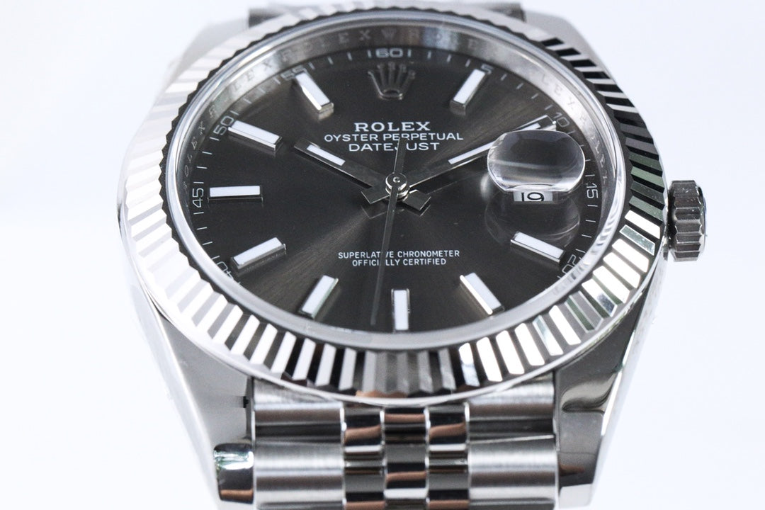 CLASSIC 41MM GREY DIAL SILVER-TONE CASE WATCH