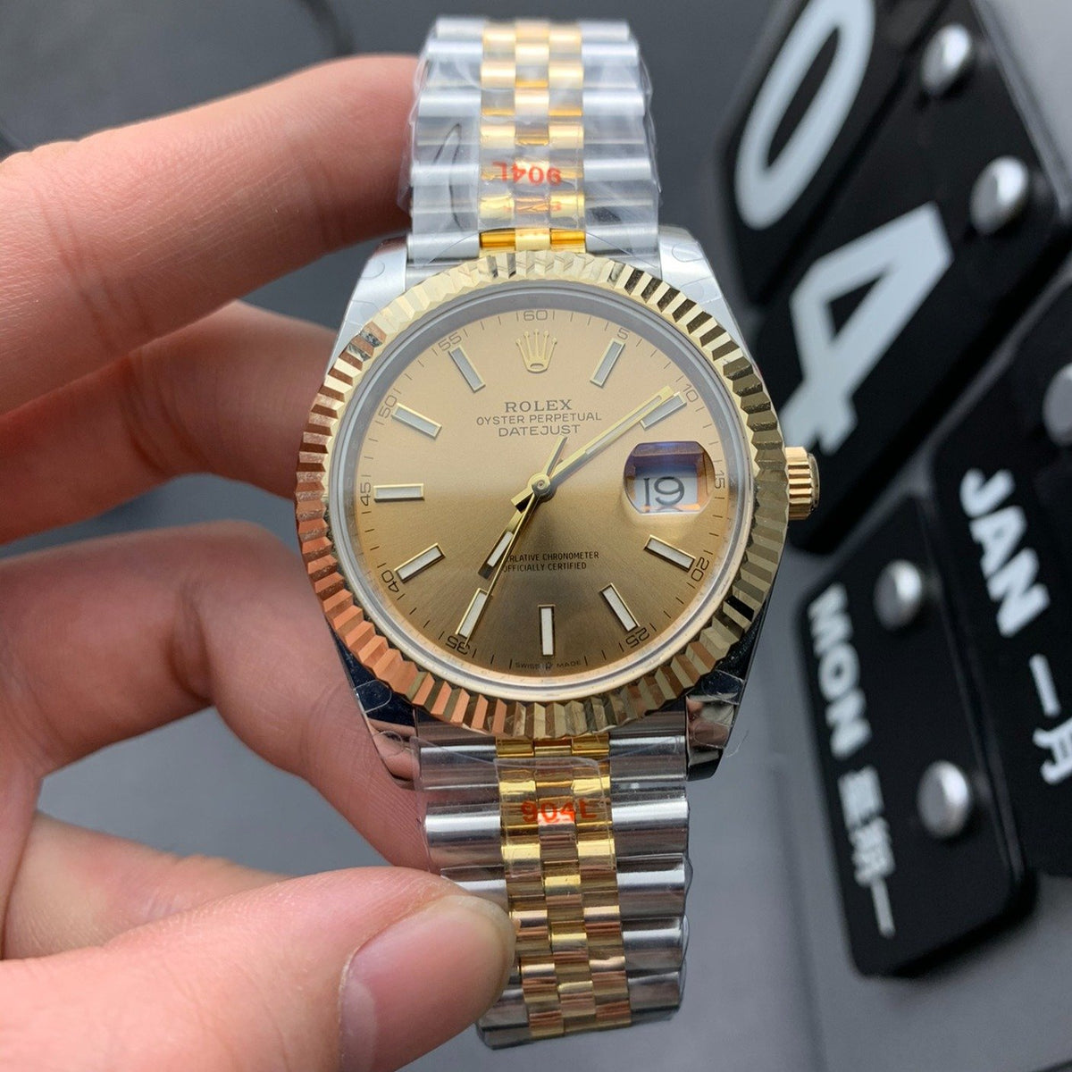 CLASSIC 41MM CHAMPAGNE DIAL STAINLESS STEEL BRACELET WATCH