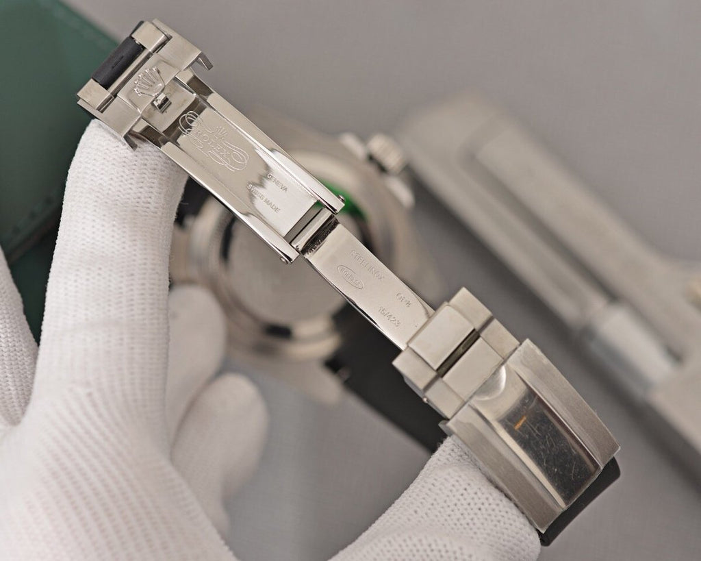 CLASSIC STAINLESS STEEL BRACELET WATCH