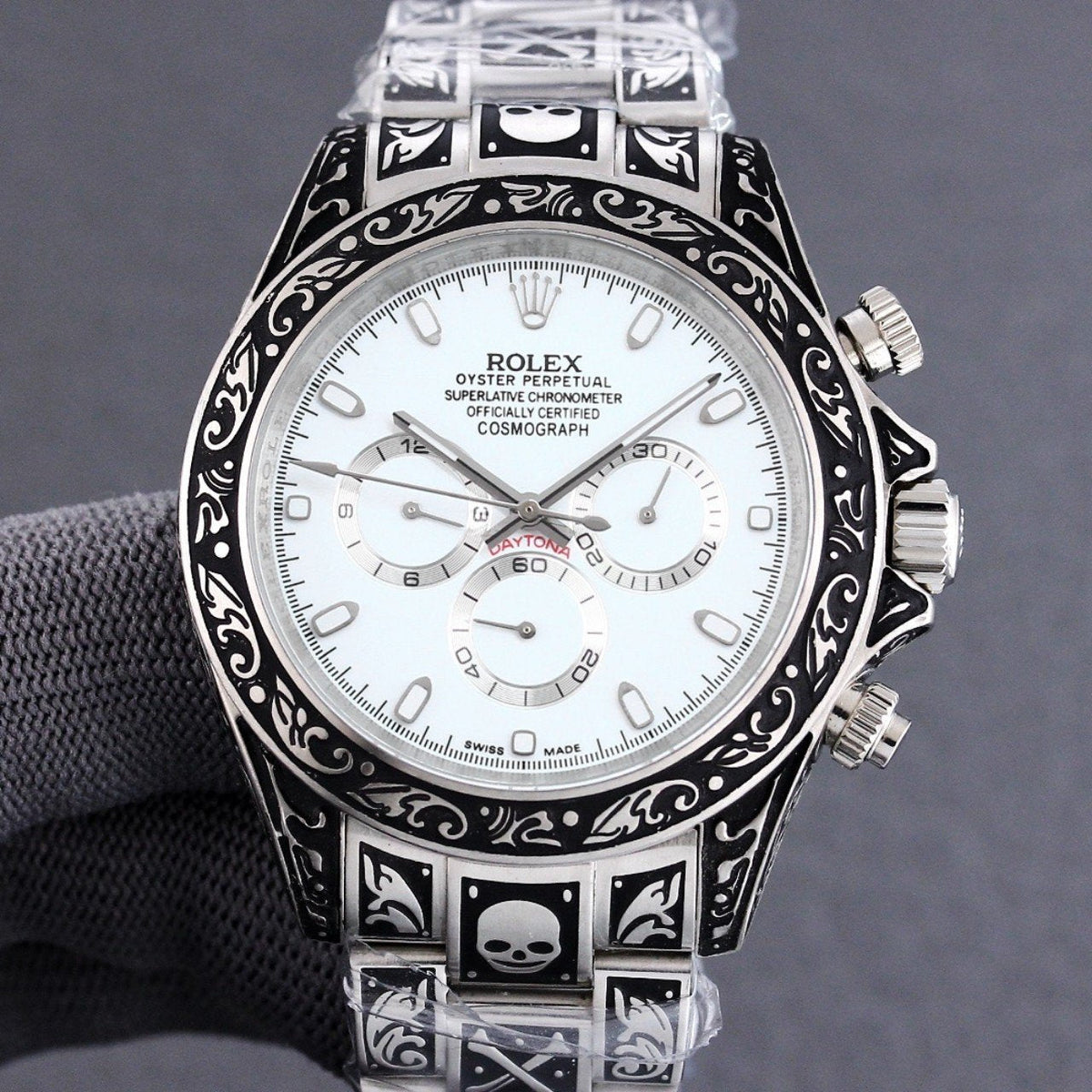 CLASSIC 40MM HAND-ENGRAVED WATCH