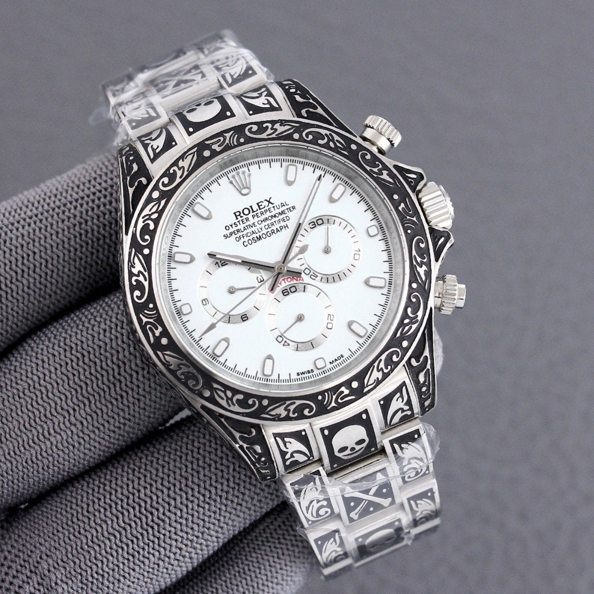 CLASSIC 40MM HAND-ENGRAVED WATCH