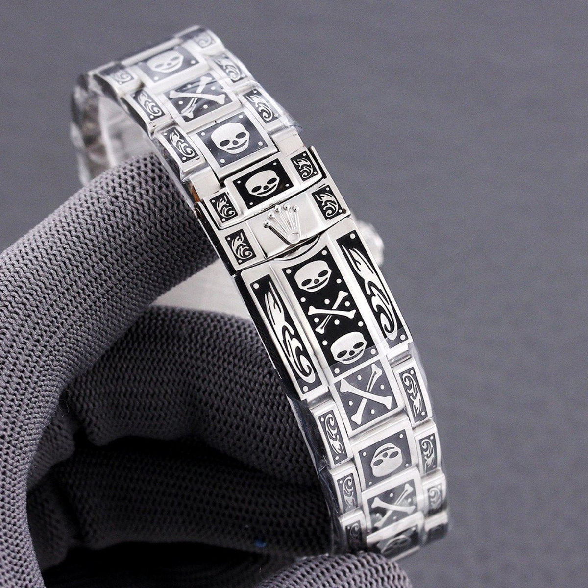 CLASSIC 40MM HAND-ENGRAVED WATCH
