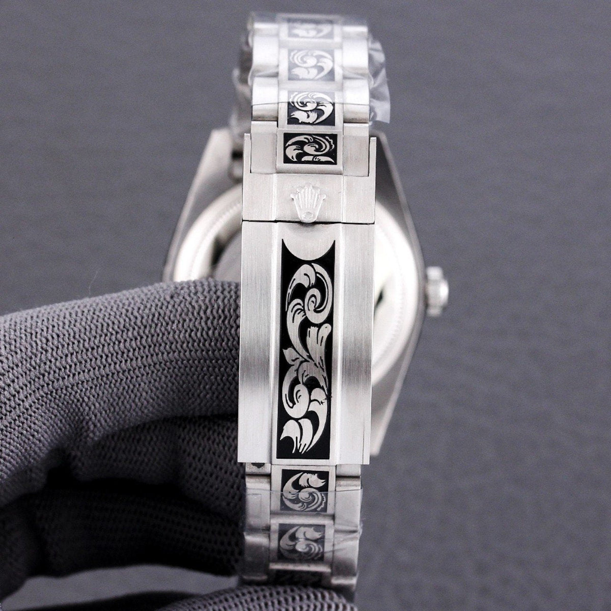 CLASSIC HAND-ENGRAVED WATCH