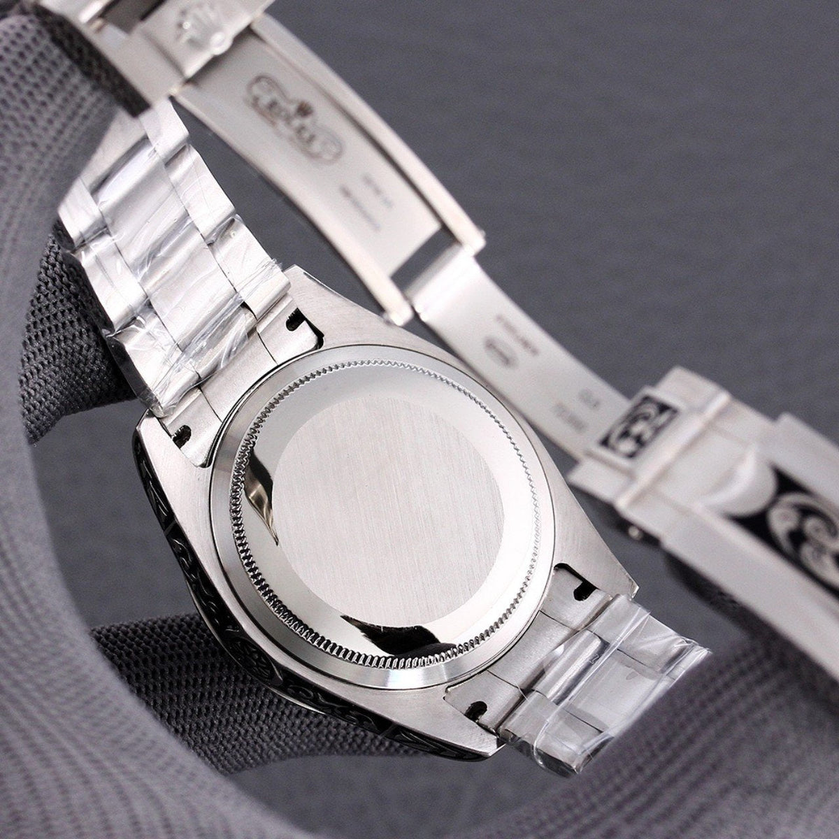 CLASSIC HAND-ENGRAVED WATCH