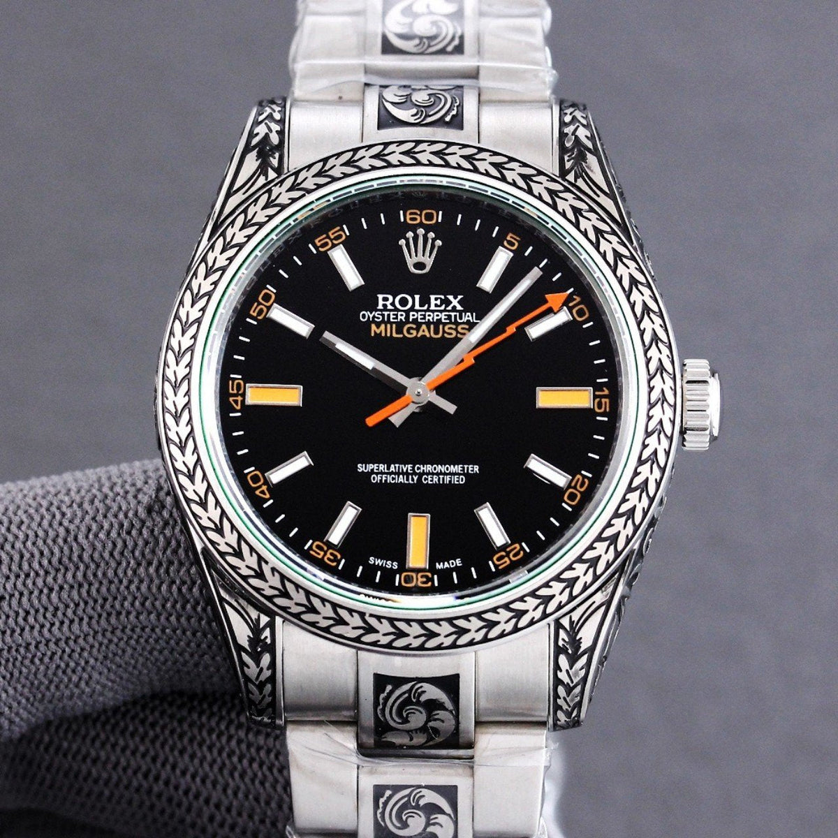 CLASSIC HAND-ENGRAVED WATCH
