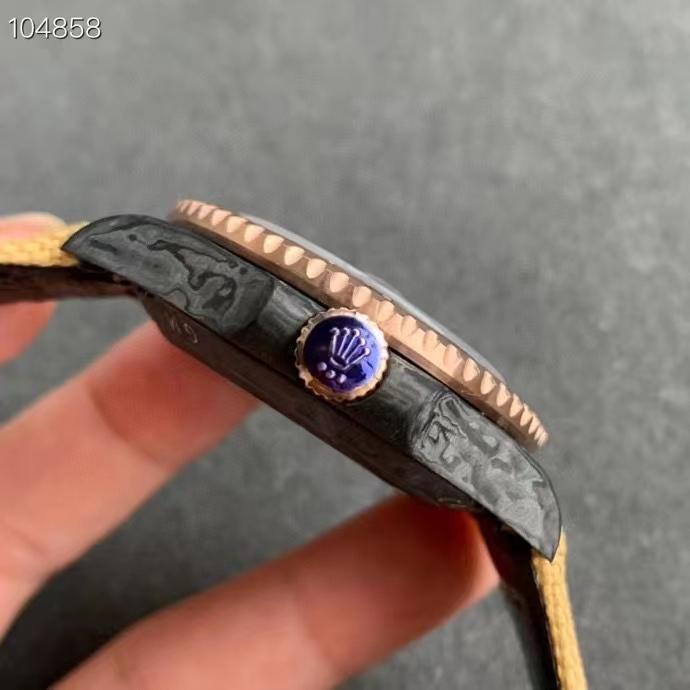 CLASSIC CUSTOM CARBON FIBER ROSE GOLD-TONE GMT WATCH